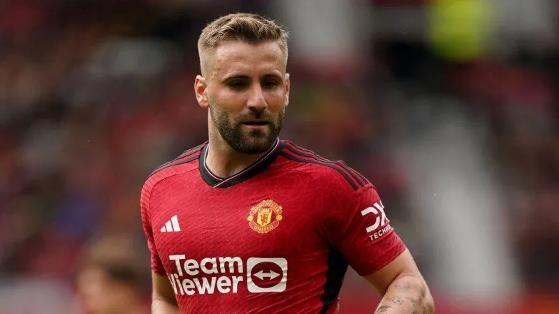 Luke Shaw với kỹ năng phòng thủ tuyệt đỉnh Luke Shaw với kỹ năng phòng thủ tuyệt đỉnh
